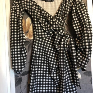 Superfin klänning från Boohoo - Trendig klänning från Boohoo. Bra kvalité och hsr använts flitigt. För mer information och ev bilder: skicka ett meddelande. Skickas mot frakt. 