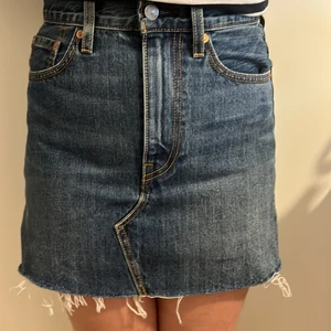 Levi’s jeans kjol  - Midjebredd: 38cm längd: 38,5 cm den sitter ganska bra på mig, jag har använt den 2-3 gånger.