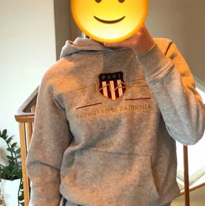 Gant hoodie💖 - Säljer skit snygg gant hoodie i storlek xs/s, lite stor på mig som är 163💝 passar bra till ”Stockholms stilen” och är väldigt sparsamt använd🌸 säljer för 250kr (nypris 500kr) kan mötas upp annars står köparen för frakten⚡️