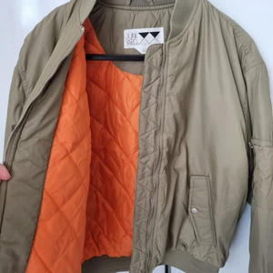 Bomberjacka  - Helt ny bomberjacka med lapp kvar. Från Junkyard (Nypris 599:-) 🤎  (Frakt/porto kan diskuteras)