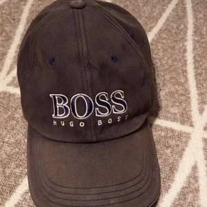 Hugo boss keps - Hej!  Jag säljer min hugo boss keps för att den aldrig används längre och nypriset är 450 men jag säljer den för 150 pris kan diskuteras OBS! MÖTS BARA I HÄSSELBY OCH TAR KONTANT