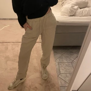 Linnebyxor - Så fina linnebyxor ifrån HM i storlek XS men passar även S. Lite förkorta på mig som är 170cm så skulle säga att dem passar perfekt i längden ifall man är mellan 160-165cm. Skriv privat för fler bilder eller frågor 💕💕 frakten ligger på 45kr