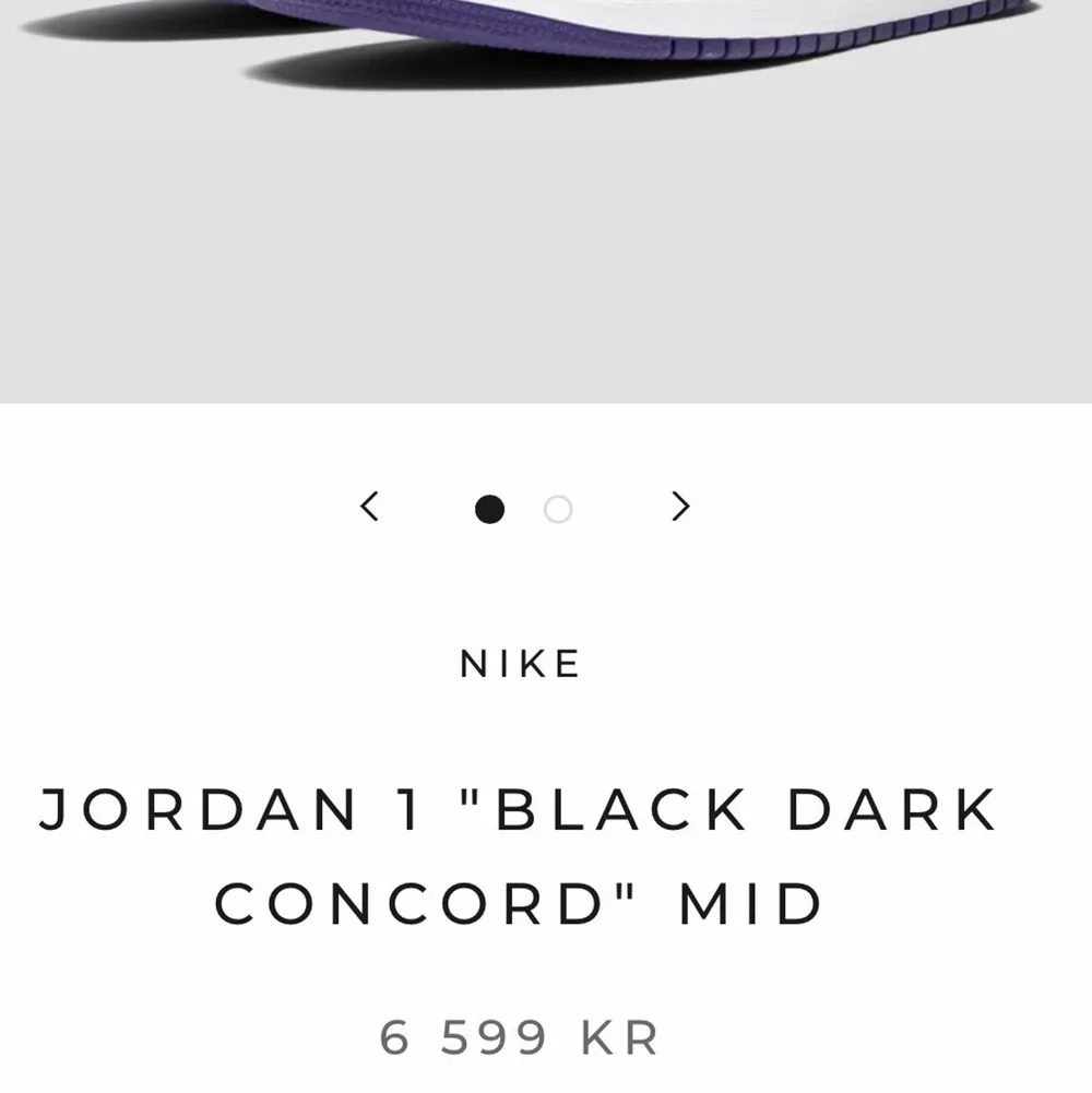 Detta är ett par Jordan 1’s Dark Concord i strl. 44.  Säljes pga. intresse för andra skor. Kvitto + originalkartong saknas och därmed det sänkta priset. Inga större skador utan bara lite gulare nyans av vit på den lägre kanten och de har inte heller blivit ”creasade”. Kom pm för bild på skorna i verklighet.. Skor.