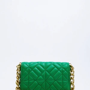 Väska zara - Superfin grön väska från zara perfekt till sommaren! Bara använd 1 gång pga inte har någon fin outfit att matcha till längre! Skriv privat för fler bilder. Du betalar frakten 