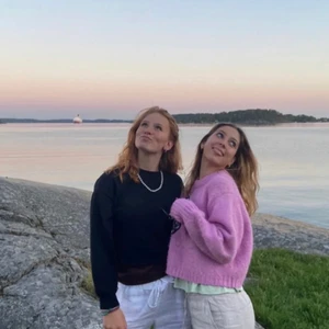 Stickad tröja från zara - Säljer denna snygga stickade tröja från zara! Den är i storlek L men den är croppad så passar xs-m. Hon på bilden är en xs/s. Bra skick😋 Passar perfekt nu till vår och sommar☀️Lånade bilder🤝💞Ny pris 359kr