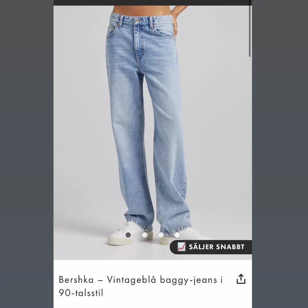 Säljer dessa snygga baggy jeans i storlek 36 som kommer från bershka fast är köpta på asos för 359kr. Har använt dessa jeans endast EN gång och därmed är de helt nya och inte alls slitna. Jag är ungefär 168 cm lång och ni ser hur de sitter i benen, perfekt. Bara lite baggy för min smak. Byxorna kan vara både lågmidjade och lite högre typ vid under naveln beroend på hur långt upp man drar dom. Pris kan diskuteras men inte under 200kr då dessa är helt nya och använda endast EN gång💘💘 går att pruta. Jeans & Byxor.