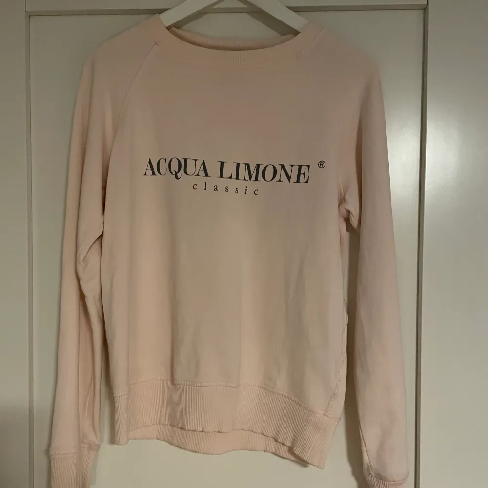 En ljus rosa aqua limone sweatshirt i storlek xs. Använd sparsamt! . Tröjor & Koftor.