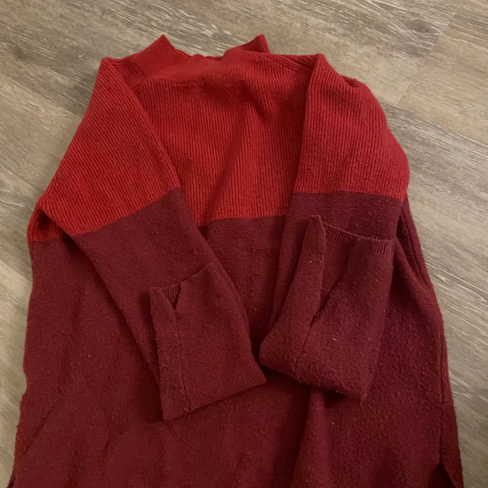 Röd tröja från Med ango, storlek s. Lite knottrig men väldigt skön. Slitsen på ena ärmen har gått upp lite men lätt att sy igen eller sprätta upp andra sidan!. Stickat.