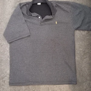 Ralph Lauren grå - Köpte den själv second hand men har inte använt den själv någonting, har ingen storlek I dig men sitter oversized på mig som har S så skulle tro att det är en L/XL