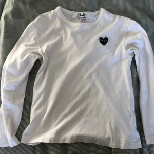 Comme des garçons tröja - Vit CDG tröja i storlek S. Fint skick, inga tecken på slitage/användning.