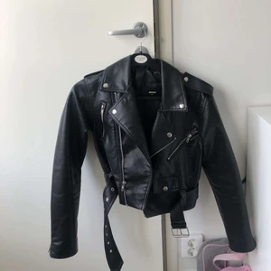 Skinnjacka  - Säljer en åt en vän! Skinnjacka från bikbok i storlek Xs. Nypris: 600 kr                    