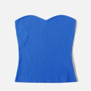 Blå topp - ‼️ eftersom många var intresserade kör vi budgivning‼️Vill se hur många som är intresserade av denna fina topp💞 aldrig använd utan endast testad! Mycket stretchig men åker inte ner💞 köparen står för frakt