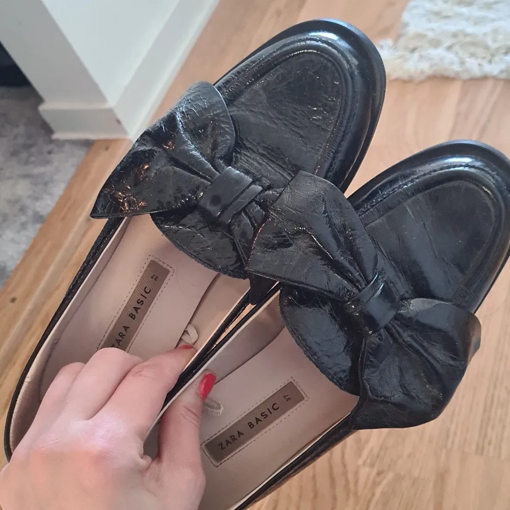 Loafers i äkta läder från Zara strl 37, oanvänd.. Skor.