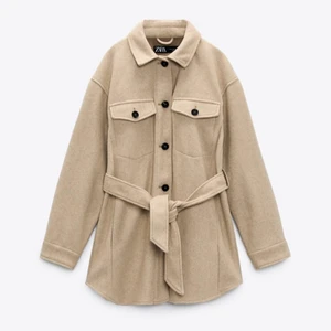 kappa ifrån zara  - jättefin beige kappa som jag aldrig använder, köpt för mindre än ett år sedan och därav nyskick. använt max 5 gånger. ord pris 559kr