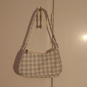 Väska - Baugette bag, vit o grönrutig💗 Köpt från plick, aldrig använd. Står ej var den kommer ifrån