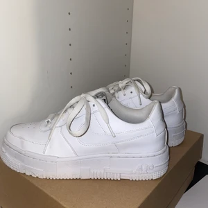 Nike Air Force 1 Pixel - säljer dessa skor då jag har andra och dessa inte kommer till användning, mycket sparsamt använda och i bra skick🤍nypris ca 1300kr