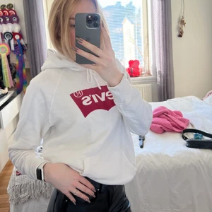 Levis hoddie - Knappt använt denna hoddie tyvärr därför sälja den💞 Super gott skick! 