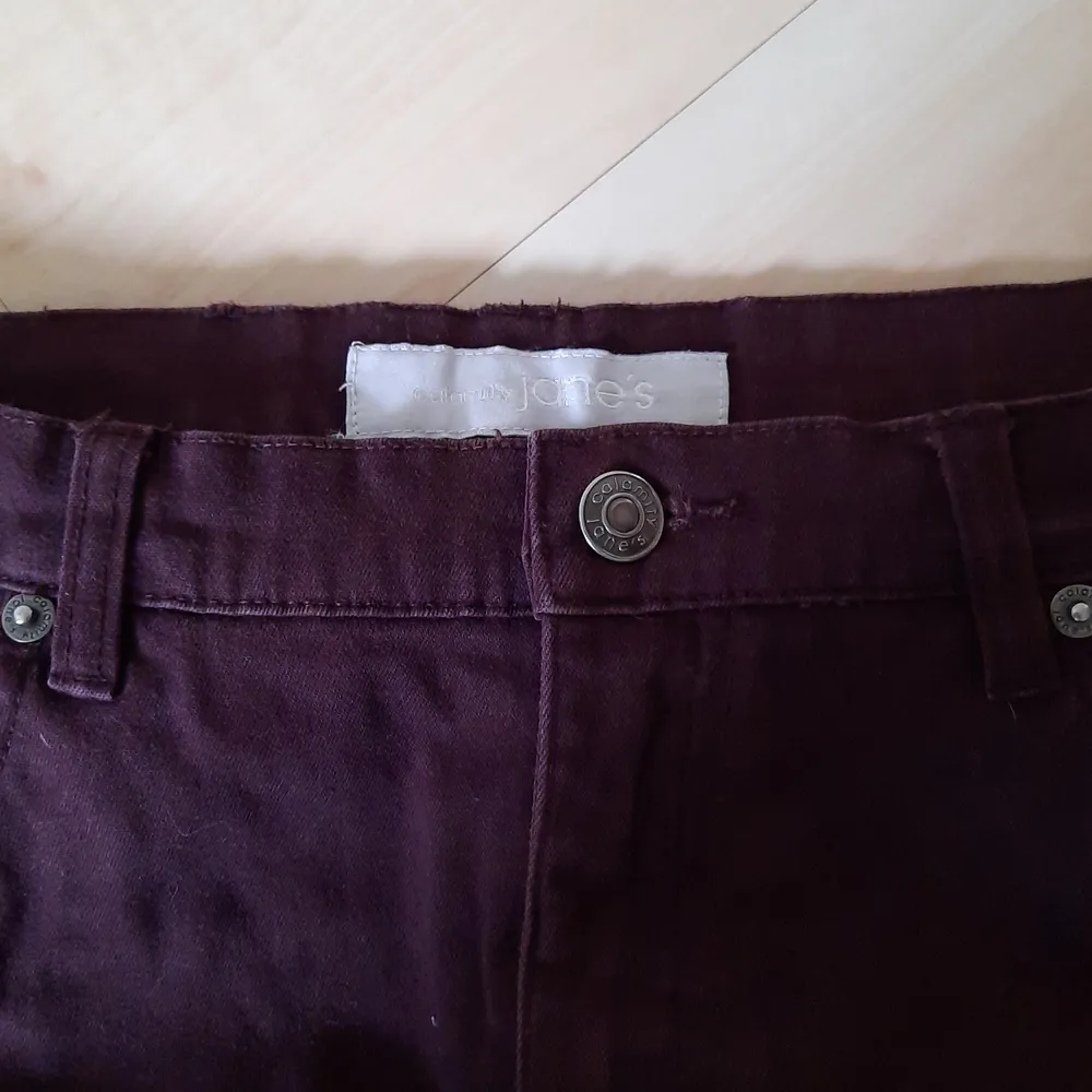 Ett par vinröda jeans, midjemått ca 78cm. Köpta på secondhand, i fint skick. Själv aldrig använt, säljer då de inte passar mig. Pris: 70kr + frakt. Jeans & Byxor.