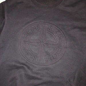 Stone island tröja  - Fint skick! Saknar batchen som ska sitta på ärmen. Därav priset 