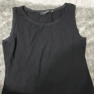 Svart spets linne - Svart spets linne i storlek M. Jättesöt 🥰 Kan mötas upp i Stockholm eller skicka på posten ❤️ 40kr + frakt