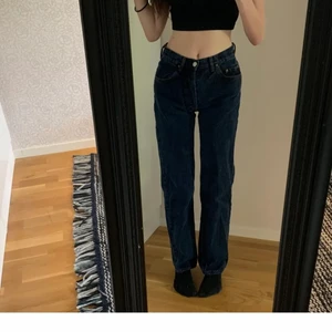 mid waist levis jeans - Säljer nu dessa superfina Levis jeans jah köpte här på plick. På lappen står det att storleken är w30 L38, dock passar det även mindre storlekar. Skitsnygga midwaist! Tjejen på bilden är 175, men det sitter också snyggt om man är kortare😊 Bilderna är lånade, men vill du ha fler bilder är det bara att skriva privat💕