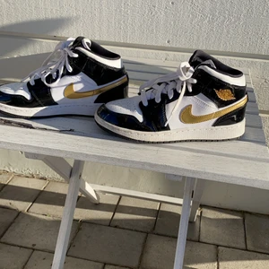 Jordans skor  - Hej säljer min jordens som är glansiga och svarta,vita och guldiga. Äkta så klart och om du köper dom så betalar du frakten och pris kan diskuteras säljer progrund av att dom är för små för mig dom är i jätte bra skick och har inte använt dom sp mycket 