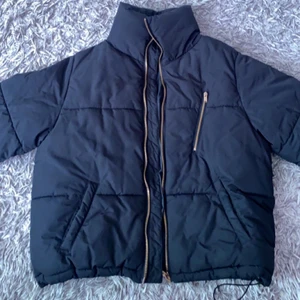 Pufferjacka - Säljer min puffer jacka som har använts fåtal gånger och är i mycket bra skick utan skador. Den är i marinblå och sitter som en oversized S. 400+frakt, pris kan diskuteras. Skriv för fler bilder eller info