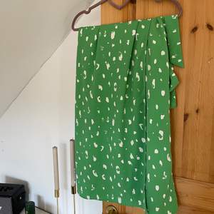 Grön kjol från monki med snöre som du knyter. Man knäpper den även på sidan av insidan så att den verkligen sitter. Den går ungefär ner till smalbenen, lite längre. Har inte ens testat och kjolen går inte att köpa längre! Kan mötas i Stockholm annars står köparen för frakten💞