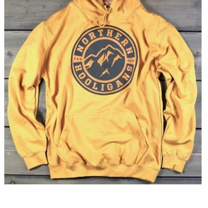 Northern hooligans hoodie - En gul northern hooligans hoodie andvänd fåtal gånger och är i nyskick, slutsåld nästan överallt och jätte snygg gul färg, skriv för flera bilder💓  Storlek M