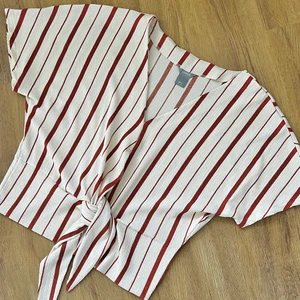 Randig tröja - Randig tröja med knyt detalj. Strl. M