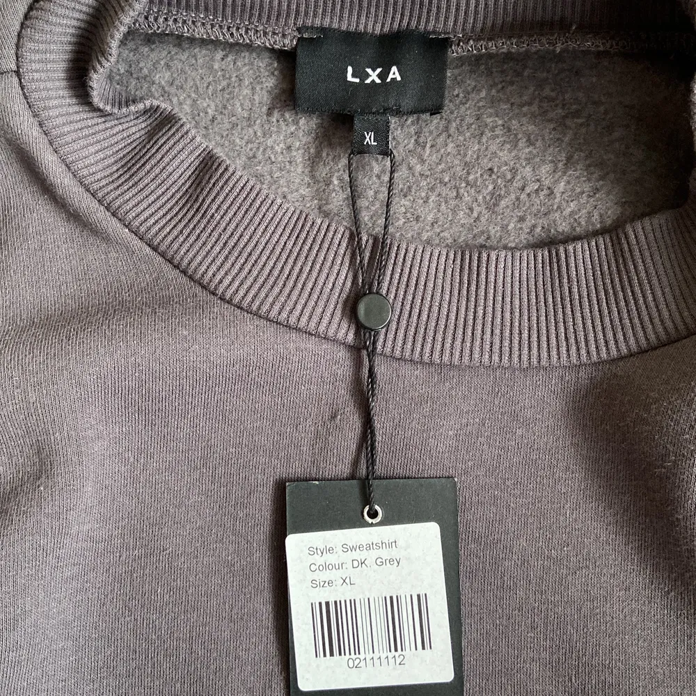 Helt ny sweatshirt från LXA med lappar kvar. Aldrig använd, endast provad. Storlek XL, den är också ganska croppad ner till.. Tröjor & Koftor.