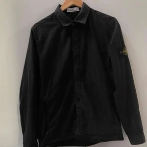 Stone Island Overshirt - Tja! Säljer en svart stone island overshirt i storlek M! Den är i fint skick och är köpt från NK i Stockholm! Köparen står för spårbar frakt 📦