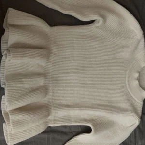 Stickad tröja - Säljer min stickade tröja köpt fårn Carin Wester! Jötte fin stickat tröja med volanger! Anvönd fåtal gånger och är i bra skick! Nypris: 599💗