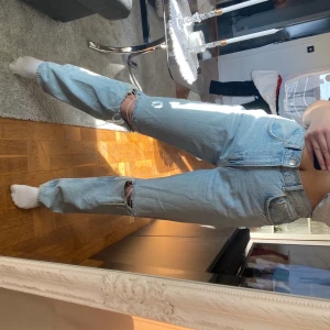 Jeans  - Vida jeans med hål i knäna från Ginatricot. strl 38. Jag är 1,68 cm lång. (Vet inte varför bilderna blev snea) 