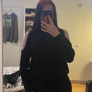 Svart stickad tröja - Svart stickad tröja, avslöjar axlar, lite använd, inte min stil längre men riktigt fin och skön