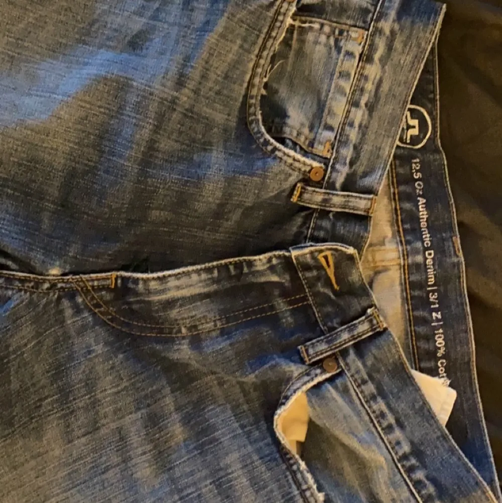 Blåa jeans som ej kommer till användning . Jeans & Byxor.