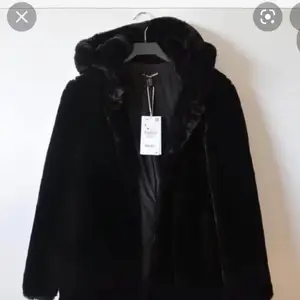 (Lånade bilder) säljer denna svarta mjuka fake pälsjacka från Zara, med dragkedja, fickor och luva. Använd fåtal ggr, nyskick. Ner till ryggen. Be om fler bilder