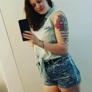 Knyt blus  - Jeansfärgad knyttopp med broderi i nacken. Mycket fin och använd endast en gång. 