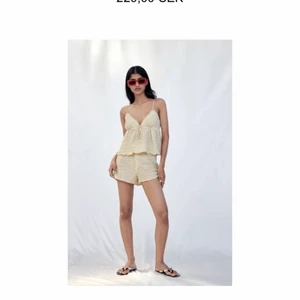 Topp - Säljer denna fina beiga topp då den va förstor för mig, köpt frpn zara o knappt använd 