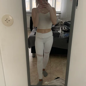 Vita sport byxor  - Vita tights,aldrig använda då jag har för många tränings tights och det är också anledningen till varför jag säljer dom.inga skador eller liknande 