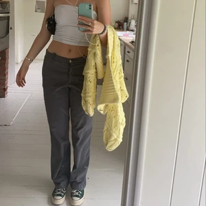 Grå lågmidjade kostymbyxor - Säljer dessa jätte najs grå lågmidjade kostymbyxor, jag är 1,75 och dom är långa på mig vilket är väldigt najs💞