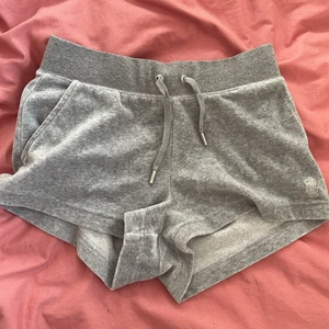 Gråa Juicy short! - Jätte mysiga för att bara chilla eller hänga men kompisar