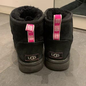 Uggs - Ca 2 år gamla men endast använt få gånger. Inte helt nytt skick. Men inget är sönder. Köparen står för frakten. Pris går att diskuteras