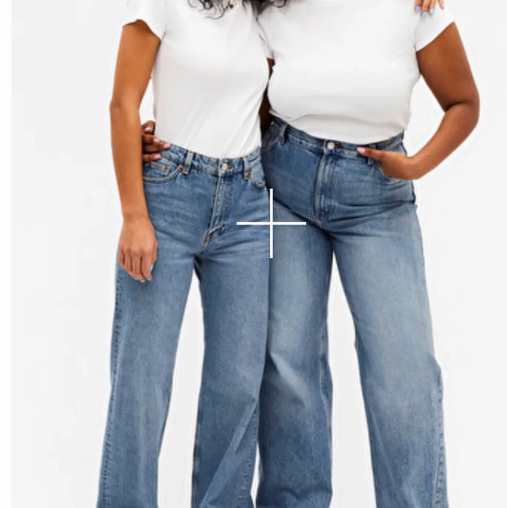 Ett par helt oanvända jeans i modellen wide leg! Prislapp kvar!💕 Köpte för 399 säljer för 150kr💙. Jeans & Byxor.