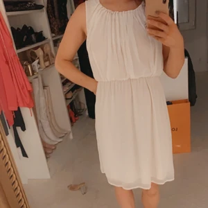 Fin sommarklänning  - Tunn sommarklänning men med fordring så den ej blir genomskinlig. Stretch i midjan.