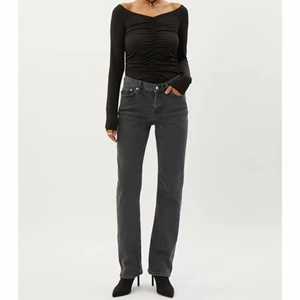 Mid waist jeans  - Mid/low jeans från weekday.