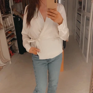 Omlott blus  - Satin omlott blus i vitt i fint skick. Kan mötas vid Odenplan eller i Enköping. 