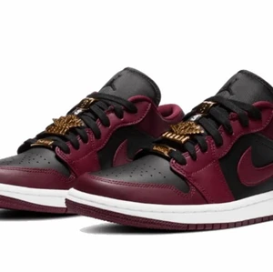 Jordans 1 low  - Skorna är använda några gånger, lite slitningar och lite creasade men annars är dom jättefina,  säljer dom pågrund av att jag inte använder dom längre, box får man med & såklart äkta, skriv privat vad för pris ni skulle kunna lägga på dom 💕