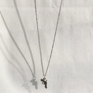 Pistol halsband 🔫 - Ett silvrigt halsband med en liten pistol berlock. Kostar 59kr ink frakt🚚