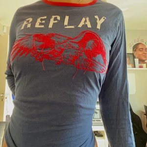 Cool tröja med broderi  - Pappas gamla tröja från Replay, 00-talet! Unik och cool med ett ”broderi” av en örn, coola färger och detaljer💙❤️ knuten där bak på första bilden! 